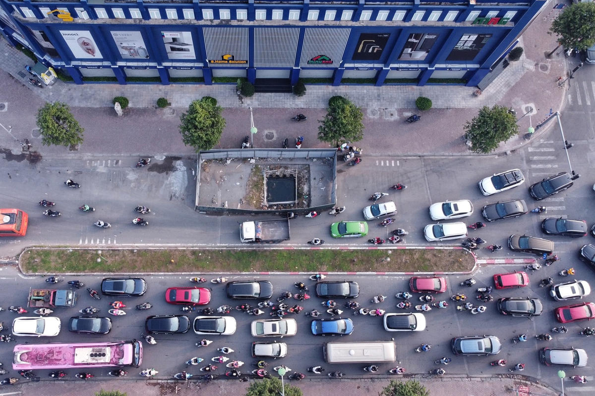 Ông Phan Quốc Việt, một người dân sống gần đó cho hay, lòng đường phố Vũ Trọng Khánh chỉ có 3 làn xe chạy nhưng giờ đã bị quây tôn đến 2/3 lòng đường, người dân di chuyển rất khó khăn. 