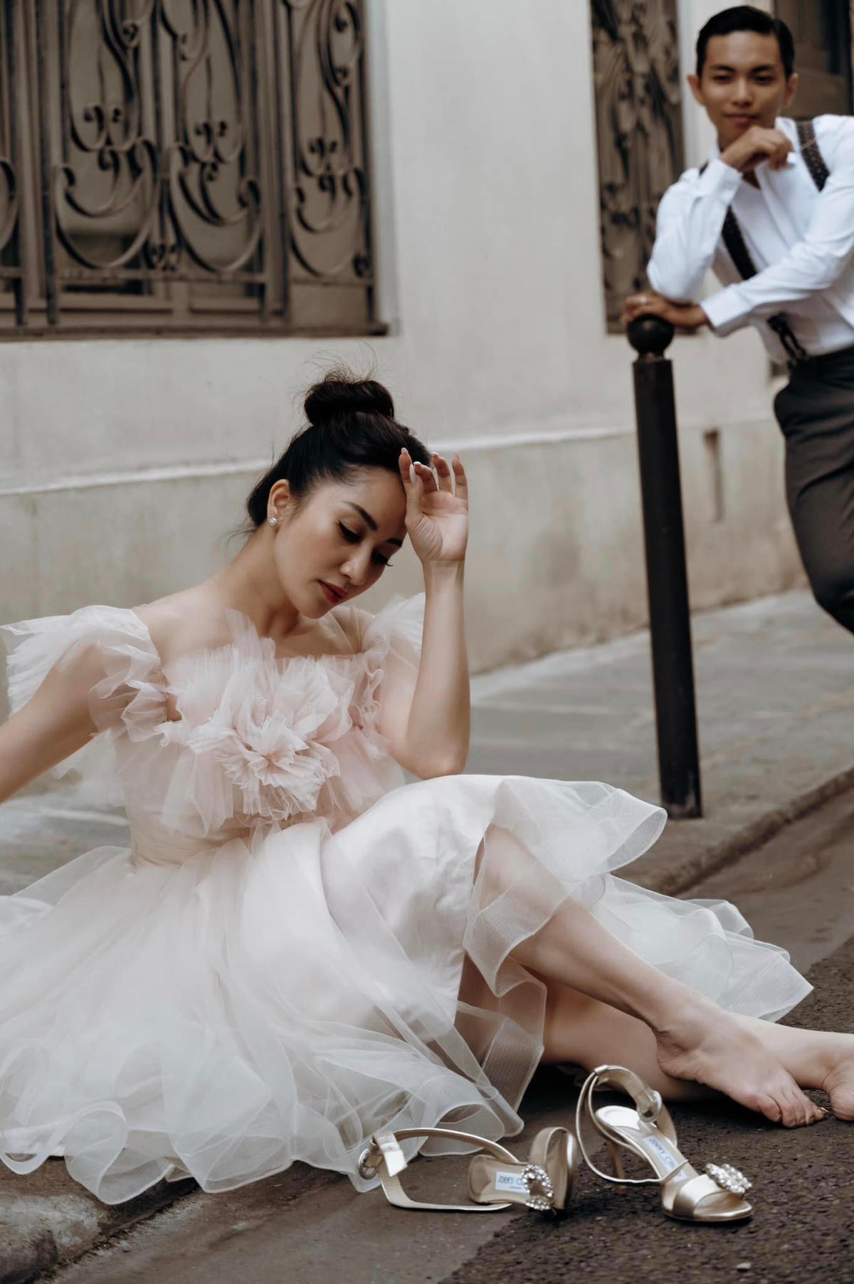 Bộ ảnh tái hiện câu chuyện tình yêu của cặp đôi với nhiều hình ảnh thân thuộc gắn liền với kỷ niệm yêu của Khánh Thy và Phan Hiển.