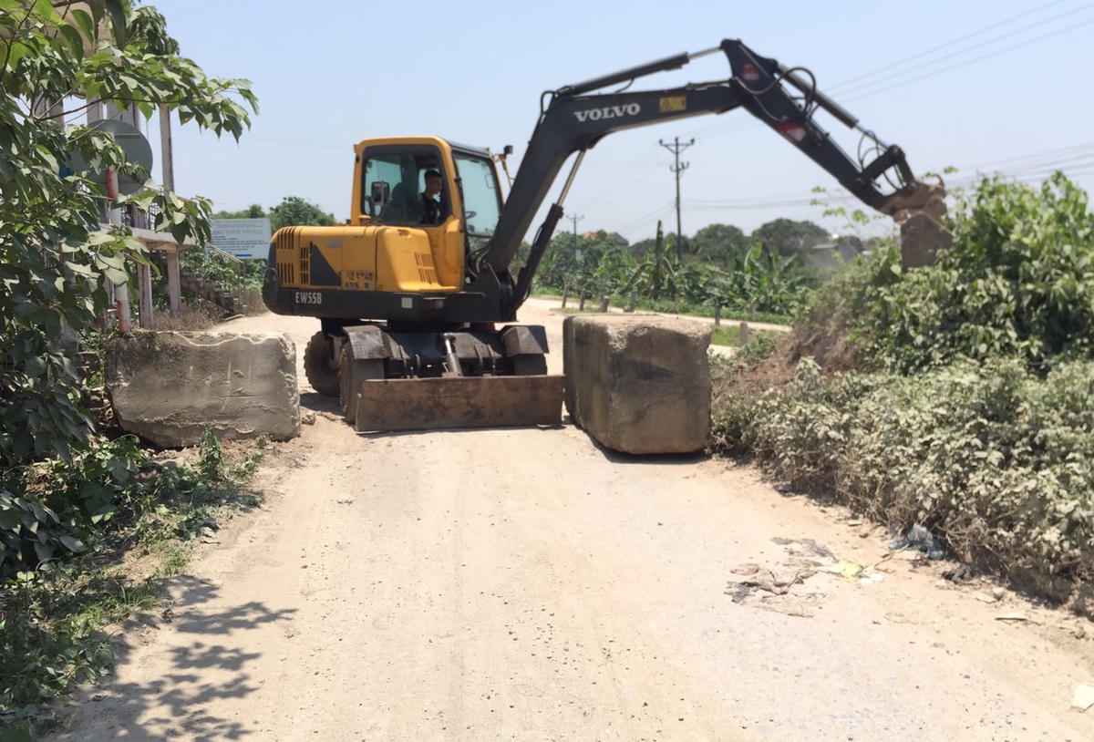 Mố trụ bê tông được lắp đặt tại km 9+650 và km 12+430 đê hữu sông Thái Bình sau phản ánh của Báo Đại Đoàn Kết.