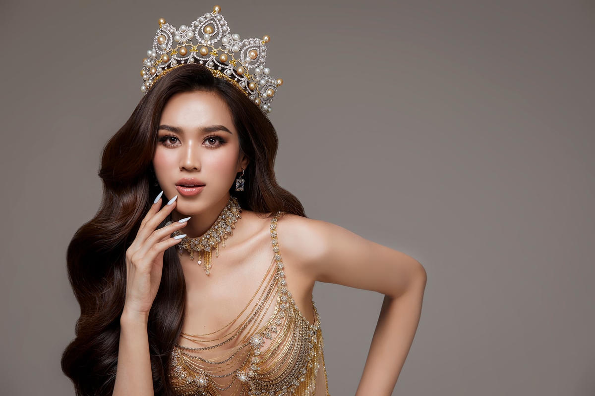 Trong ảnh, Hoa hậu Việt Nam 2020 đầu đội vương miện, vô cùng xinh đẹp và gợi cảm trong thiết kế ôm sát, lấp lánh.