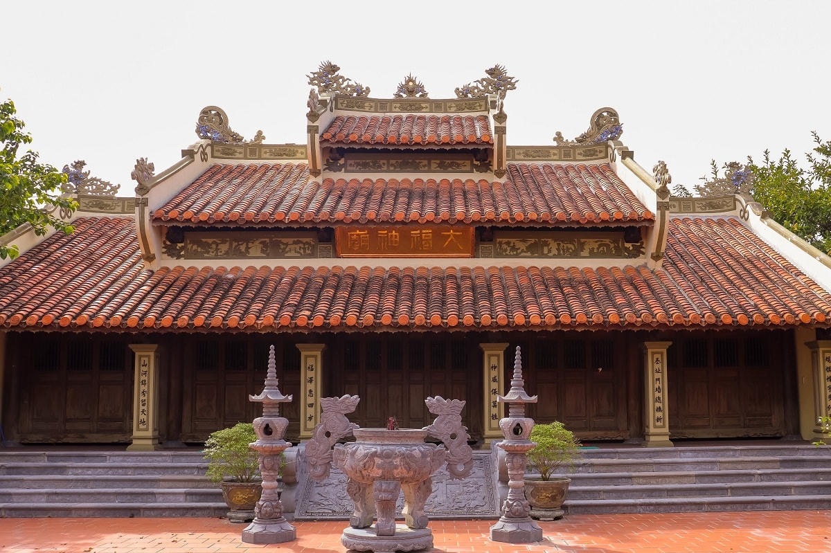 Bên trong nhà thờ miếu là tượng thờ Phật, Thánh Mẫu, các vị thần linh cùng nội thất trang nghiêm.