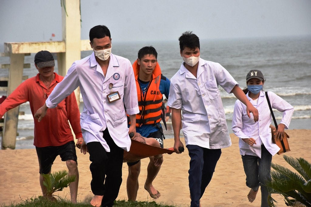Để đảm bảo an toàn cho du khách khi tắm biển, các đơn vị Công an, bác sỹ, biên phòng... đã tham gia diễn tập các phương án sơ cấp cứu trên biển.