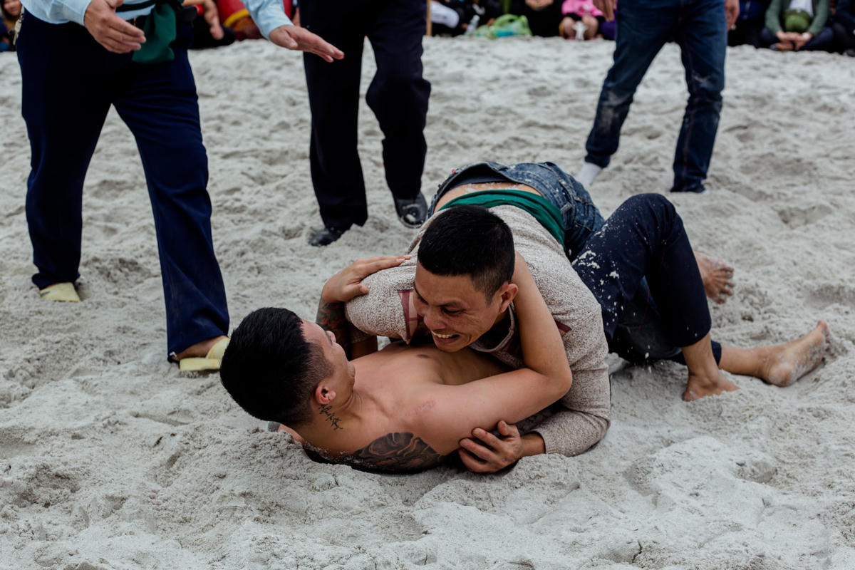 Hội vật truyền thống ở phường Quảng Long (thị xã Ba Đồn, Quảng Bình) là dịp để các đô vật của các địa phương có truyền thống võ, vật trong thị xã đưa hết tài, sức để tranh đua lành mạnh trên sới vật, cống hiến những thế vật hay, những pha vật đẹp làm cho ngày hội thêm nô nức trong những ngày đầu xuân mới.