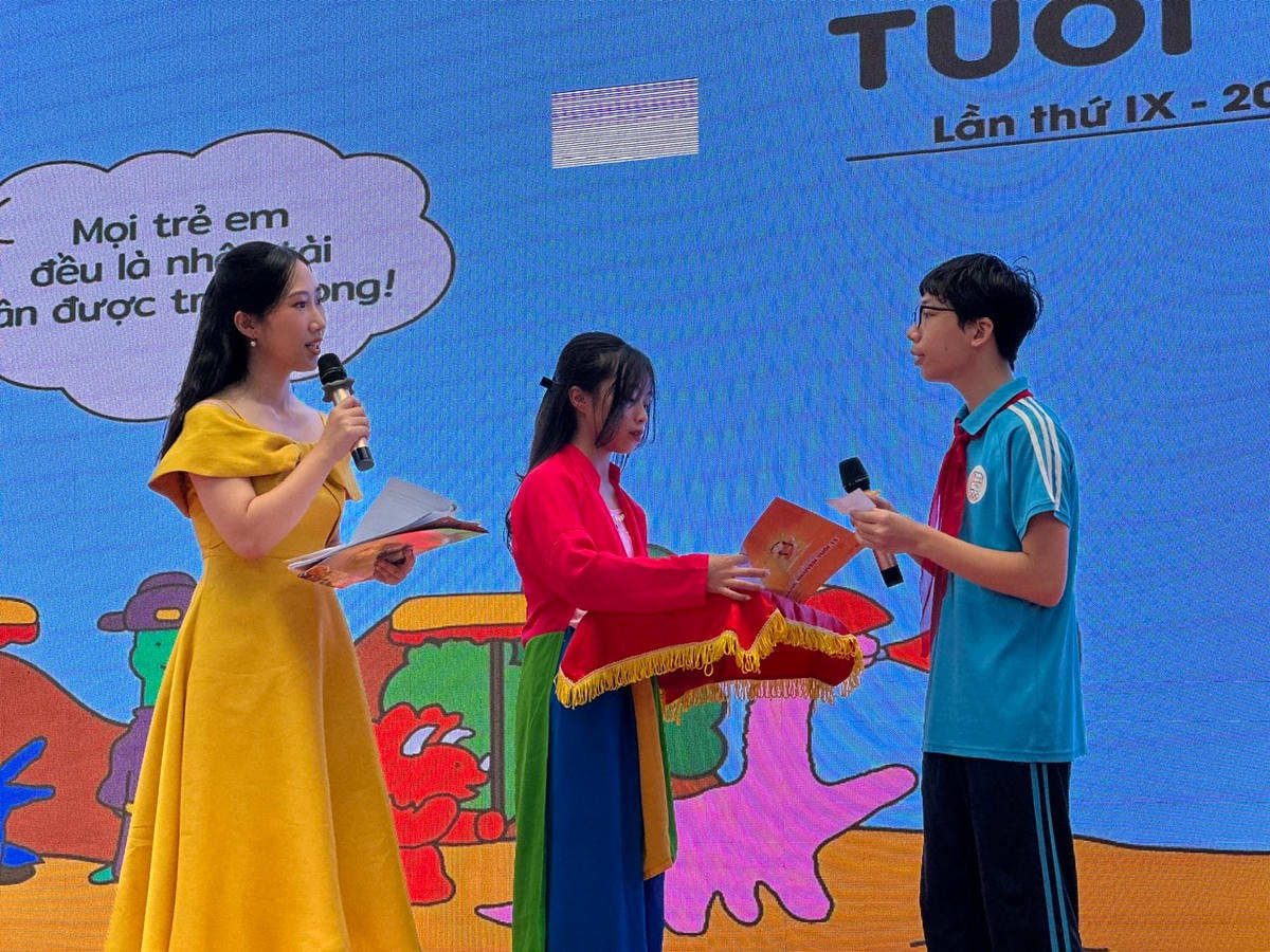 Học sinh bốc thăm và trả lời câu hỏi của Ban giám khảo trong phần thi Ứng xử trên sân khấu.