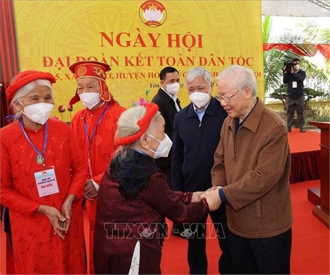 Tổng Bí thư Nguyễn Phú Trọng thăm hỏi nhân dân trên địa bàn dân cư thôn 5, xã Yên Sở, huyện Hoài Đức, thành phố Hà Nội ngày 14/11/2021. Ảnh: Trí Dũng –TTXVN.