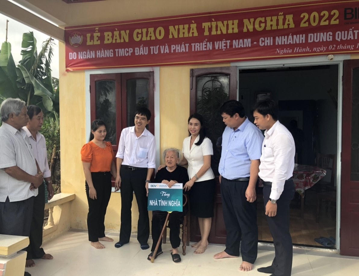 Bàn giao nhà tình nghĩa cho gia đình chính sách ở huyện Nghĩa Hành. 
