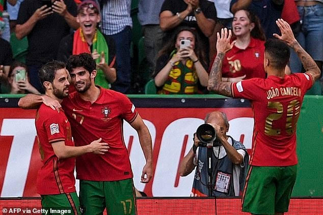 Guedes ấn định chiến thắng 2-0 cho Bồ Đào Nha (Ảnh: Daily Mail).