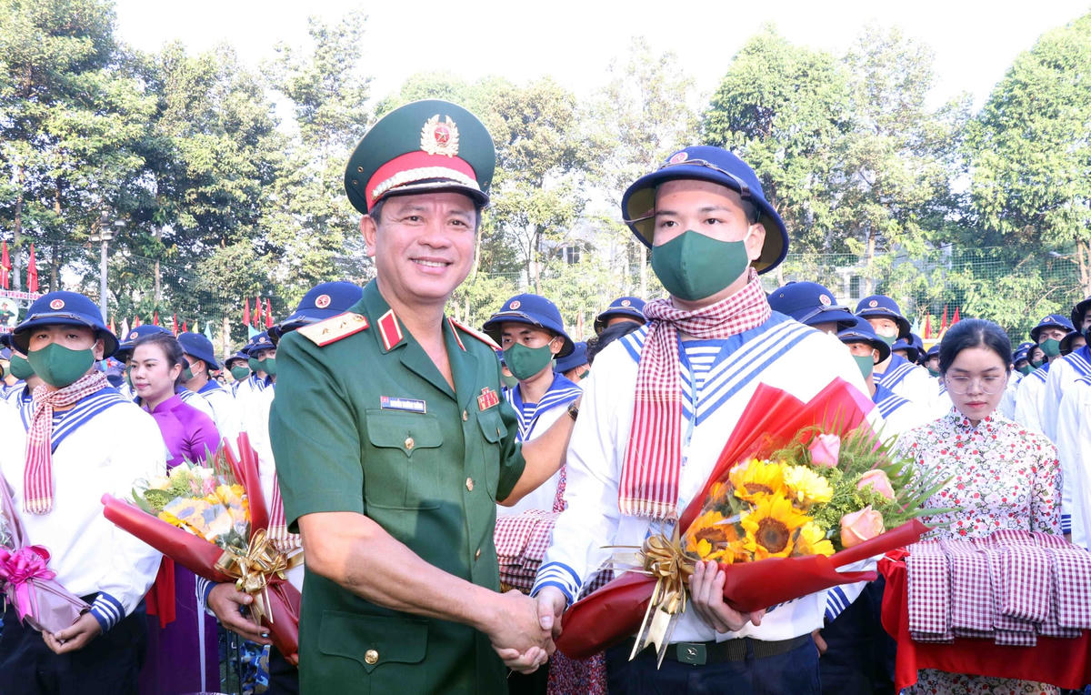 Trung tướng Nguyễn Trường Thắng, Tư lệnh Quân khu 7 động viên thanh niên nhập ngũ về Quân chủng Hải quân. (Ảnh: X.Khu)