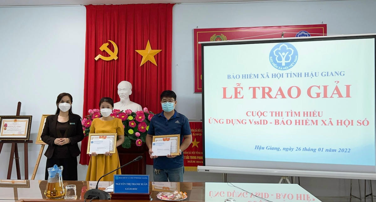 Lãnh đạo BHXH tỉnh trao giải cho các cá nhân đạt giải Cuộc thi “Tìm hiểu ứng dụng VssID - BHXH số” .