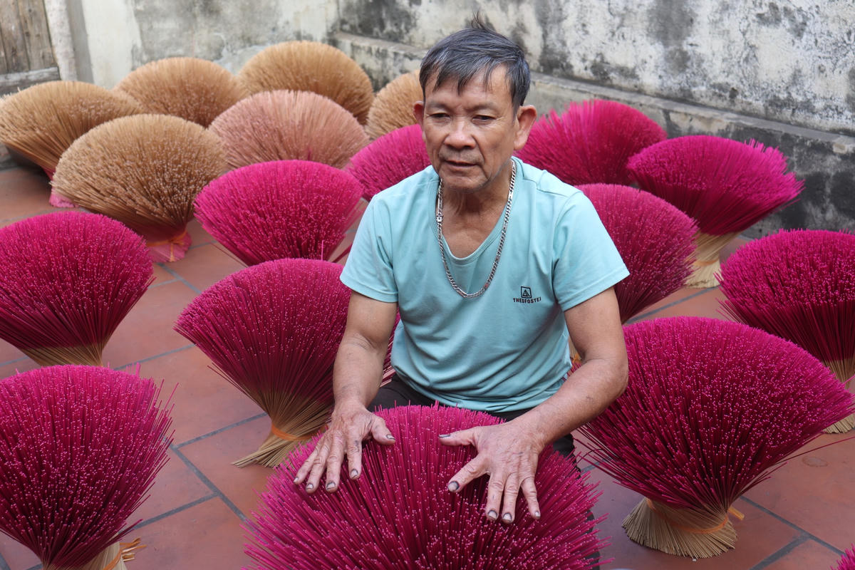 Gia đình ông Đoàn Văn Mậu (63 tuổi) đã có 3 đời làm hương truyền thống. Đây là hộ gia đình duy nhất còn sản xuất hương thường xuyên trong năm và cũng là hộ duy nhất còn làm hương bằng tay tại làng nghề Đông Khê.