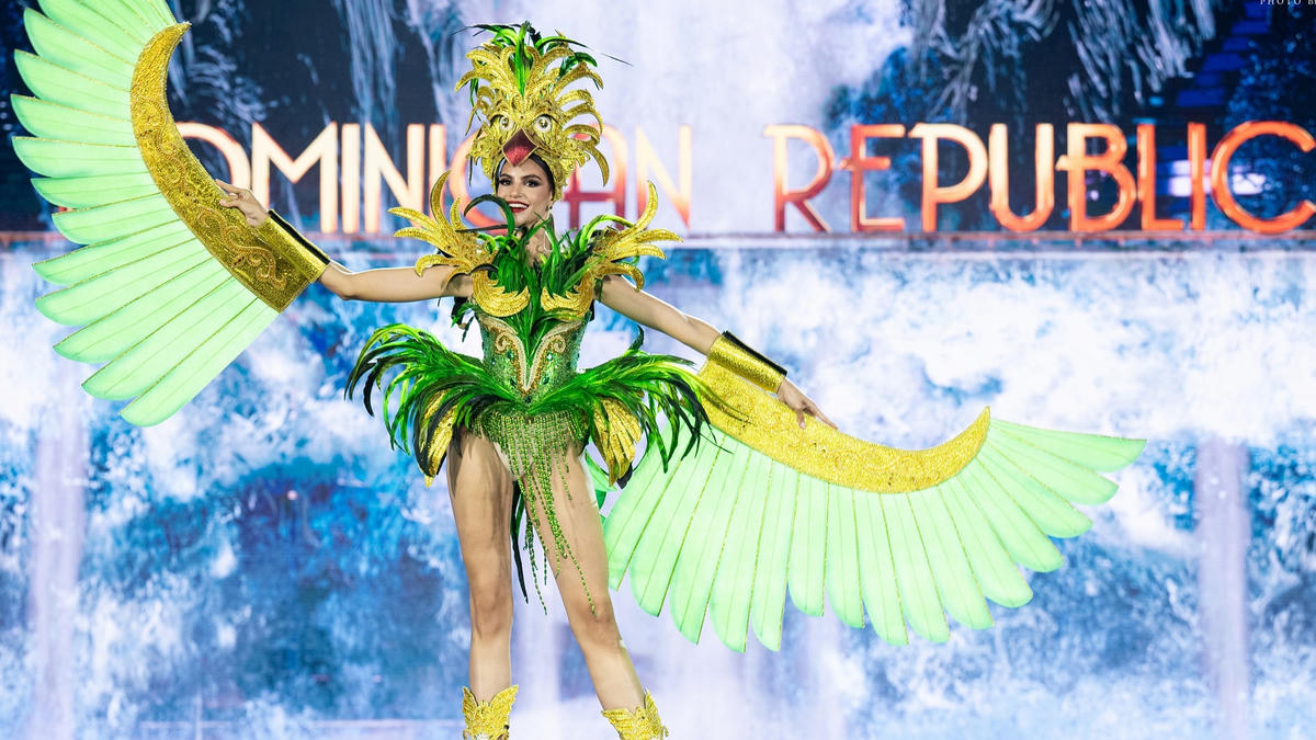 Trong số đó, có những bộ trang phục dân tộc nặng khoảng 30 kg.