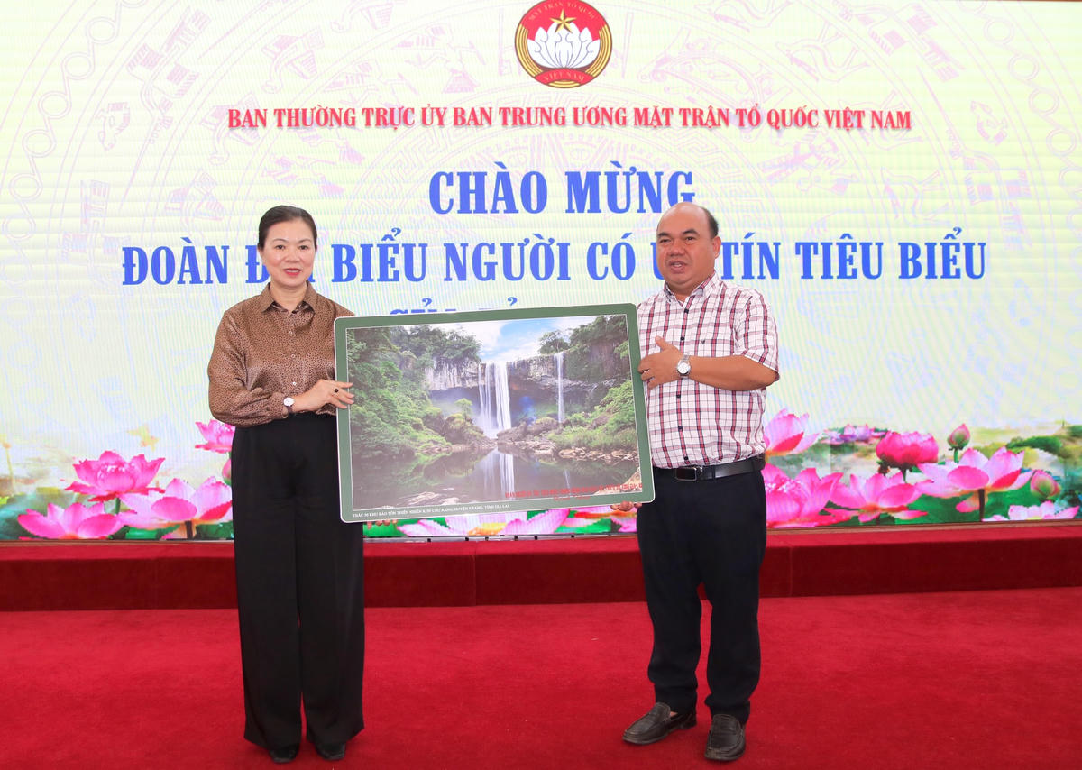 Phó Chủ tịch Trương Thị Ngọc Ánh nhận tranh lưu niệm của Đoàn đại biểu người có uy tín tiêu biểu của tỉnh Gia Lai.