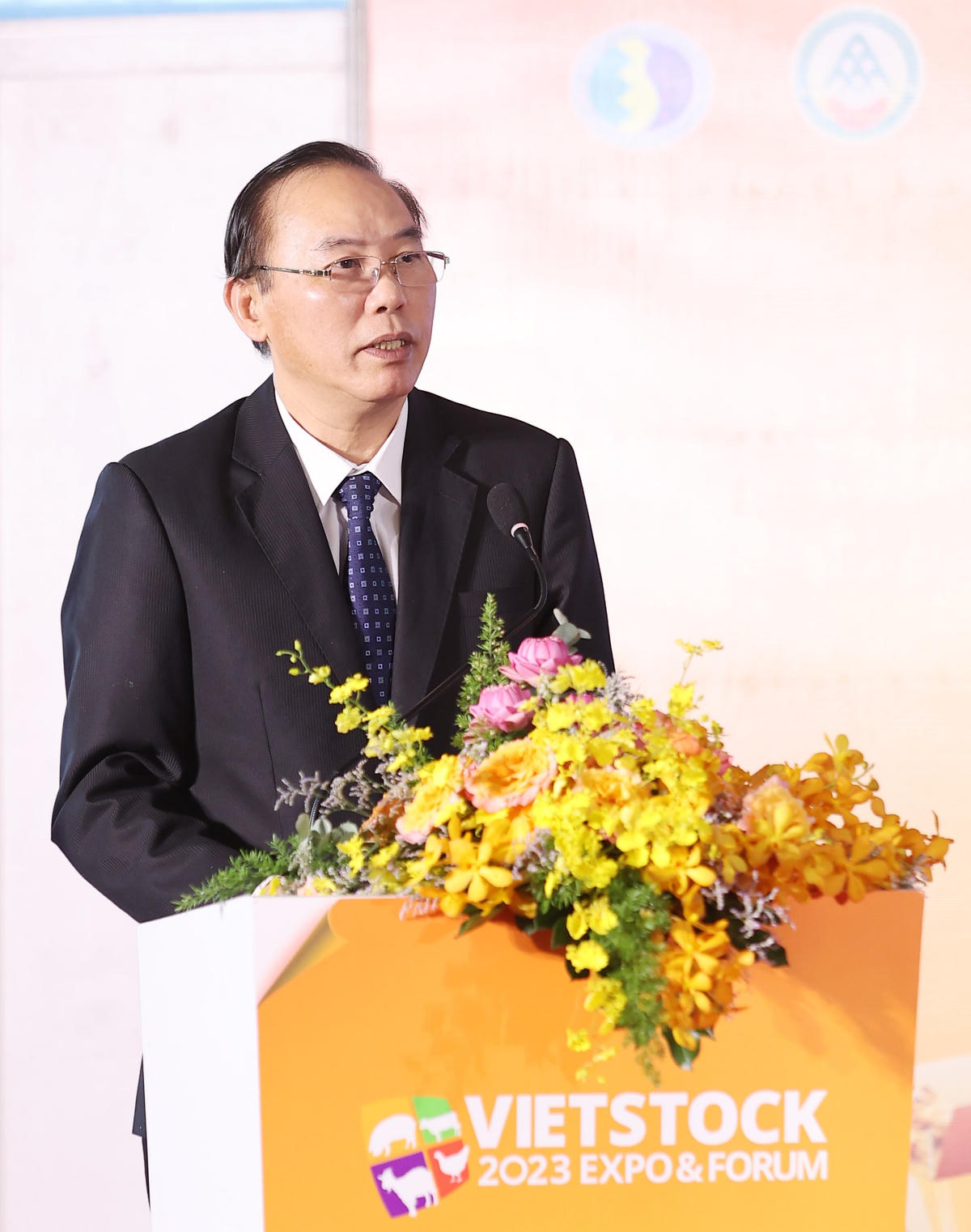 Thứ trưởng Bộ NN&PTNT Phùng Đức Tiến phát biểu tại buổi khai mạc. 