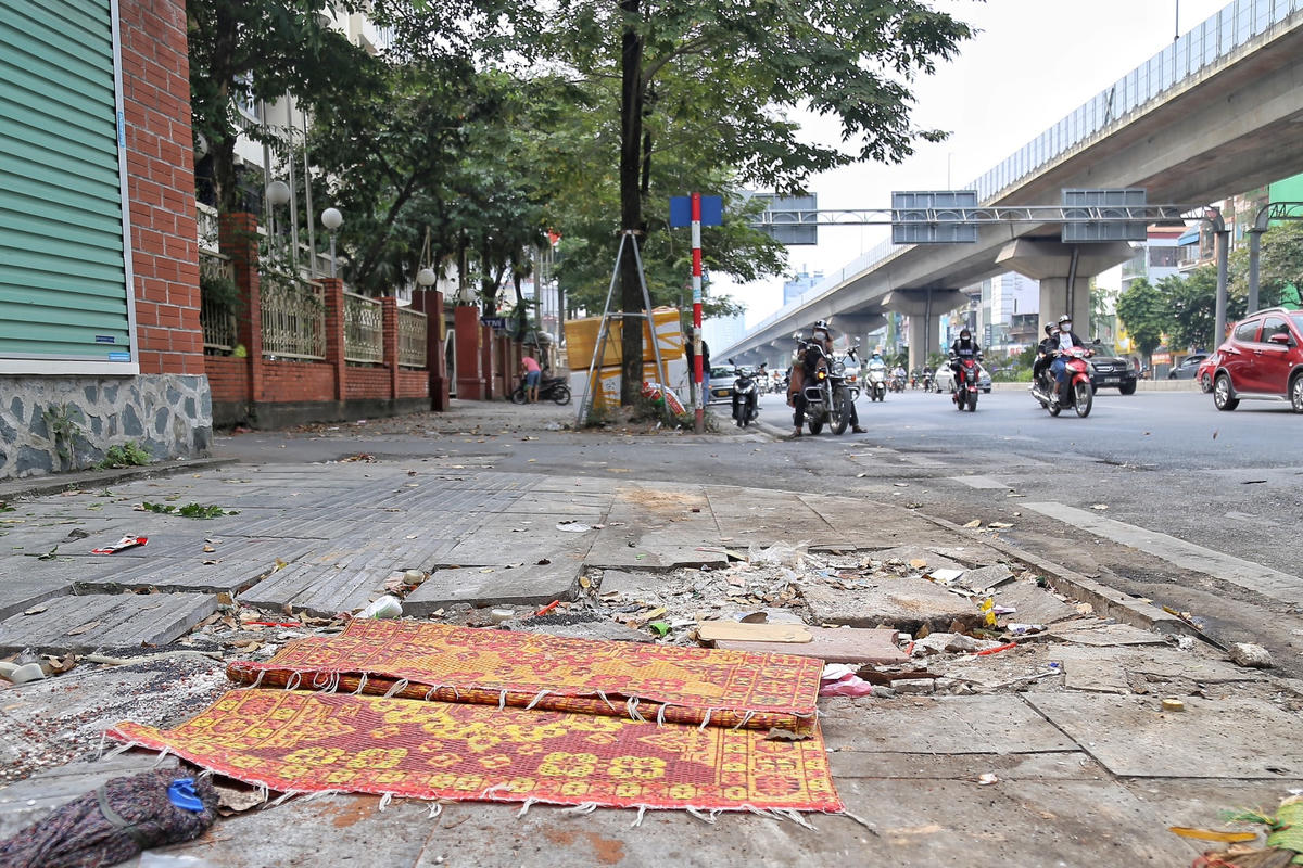 Từ cuối năm 2016, TP Hà Nội ban hành quy định mới về cải tạo hè phố. Mục tiêu đến năm 2020, vỉa hè của hơn 900 tuyến đường tại 12 quận nội thành được thay thế từ gạch truyền thống sang đá tự nhiên có kết cấu bền vững với tuổi thọ lên đến 70 năm. Song, chỉ sau vài năm đi vào sử dụng vỉa hè của nhiều tuyến phố đã nhanh chóng xuống cấp.
