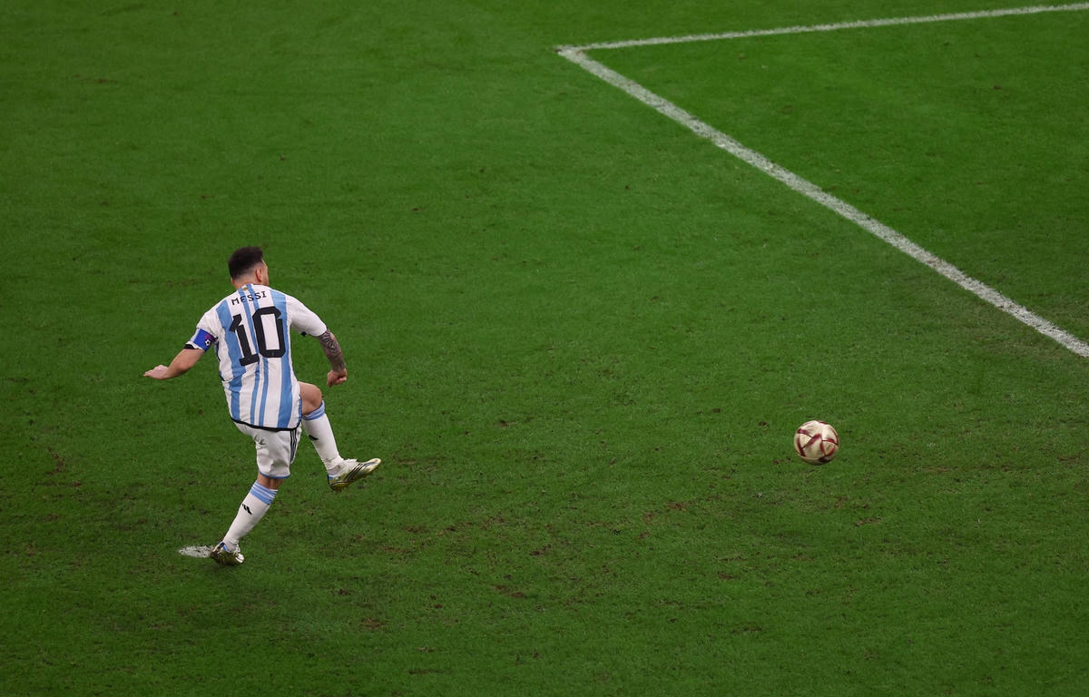 Messi mở tỉ số từ chấm penalty.