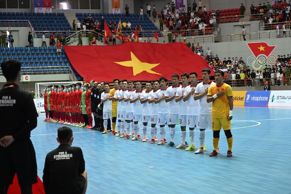 Hình ảnh khán giả phủ kín khán đài sân đấu Futsal SEA Games 31 tại Hà Nam