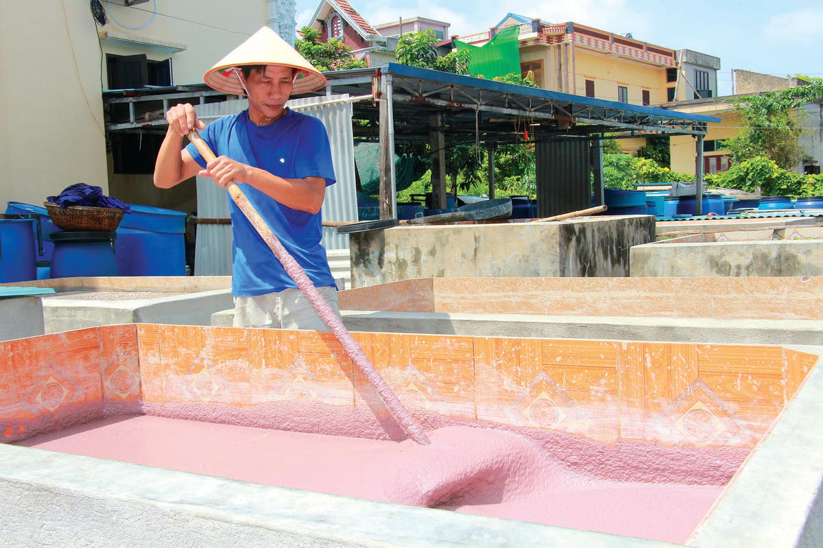 Quy trình sản xuất nước mắm của gia đình ông Mai Văn Năng và các hộ khác ở Sa Châu đều bằng phương pháp thủ công.  
