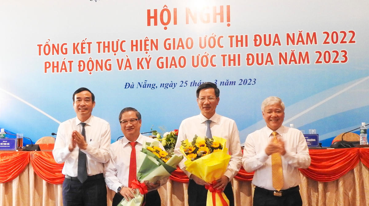 Chủ tịch Đỗ Văn Chiến chứng kiến bàn giao trách nhiệm Cụm trưởng thi đua năm 2023 giữa Đà Nẵng và Hải Phòng. Ảnh: Thanh Tùng.