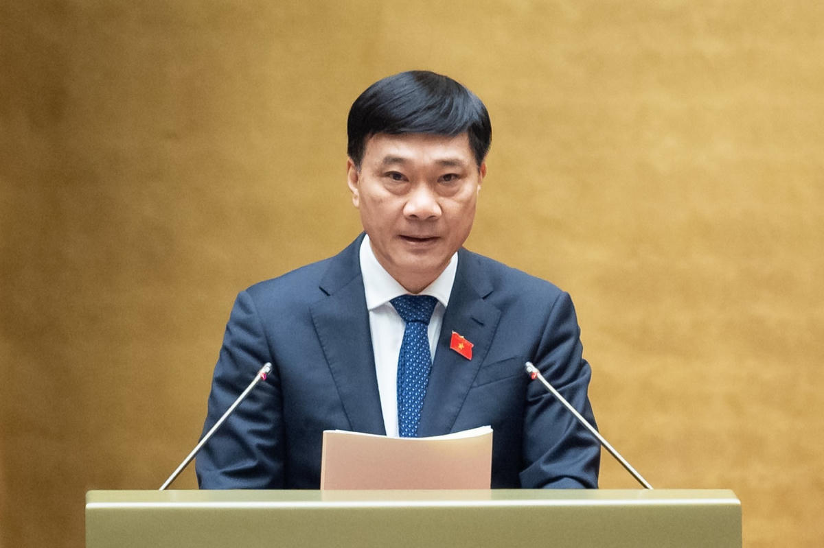 Ông Vũ Hồng Thanh trình bày báo cáo thẩm tra (Ảnh: Quang Vinh)