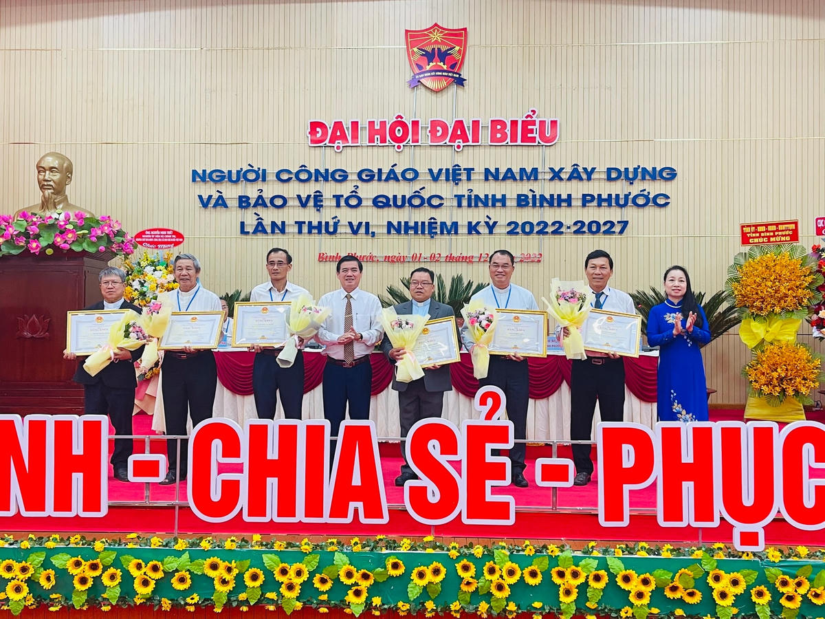 Khen thưởng các tập thể, cá nhân có thành tích xuất sắc trong công tác tổ chức, triển khai phong trào thi đua của Ủy ban Đoàn kết Công giáo Việt Nam tỉnh Bình Phước.