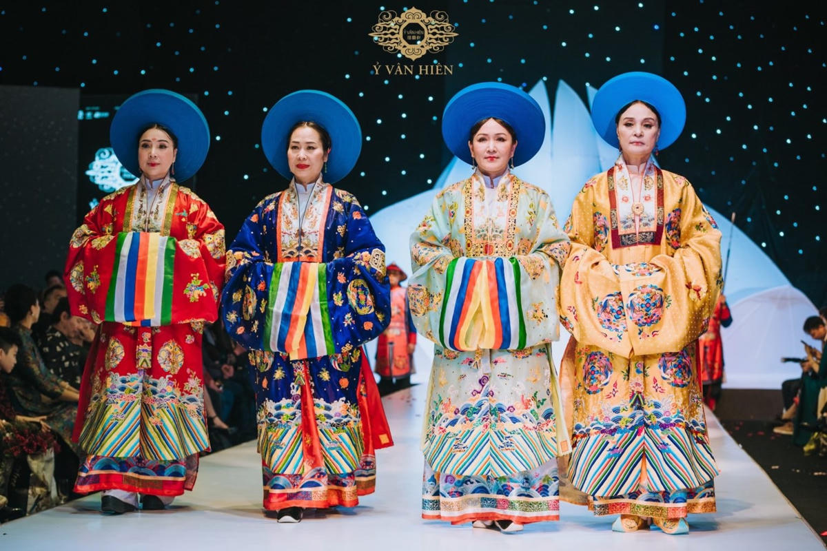 Trang phục nhật bình trong bộ sưu tập “Cựu Kiến Tân - nơi tương lai được kiến tạo từ quá khứ” của Ỷ Vân Hiên.  