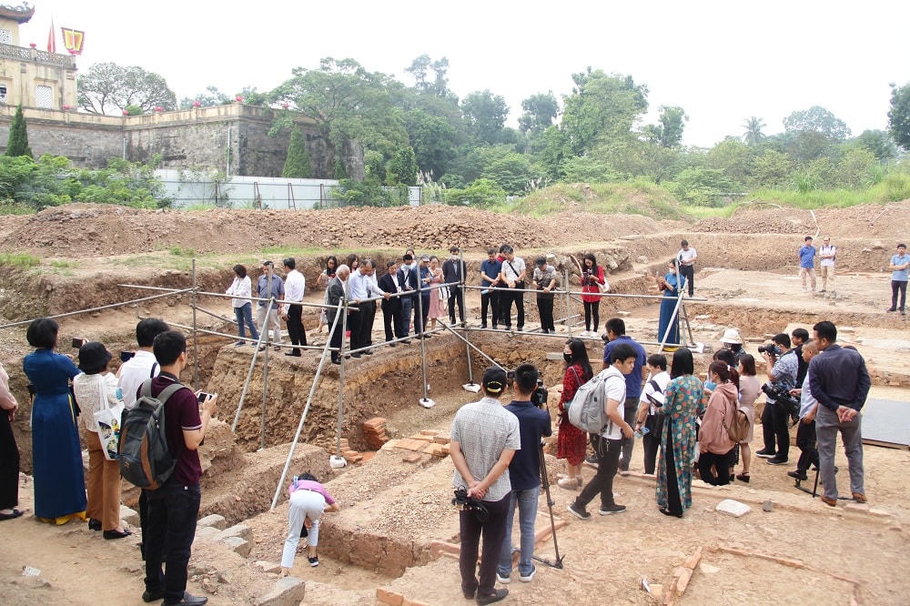 PGS.TS Tống Trung Tín - Chủ tịch Hội Khảo cổ học Việt Nam cùng các nhà khoa học đã tiến hành thảo luận đầu bờ nơi khai quật.