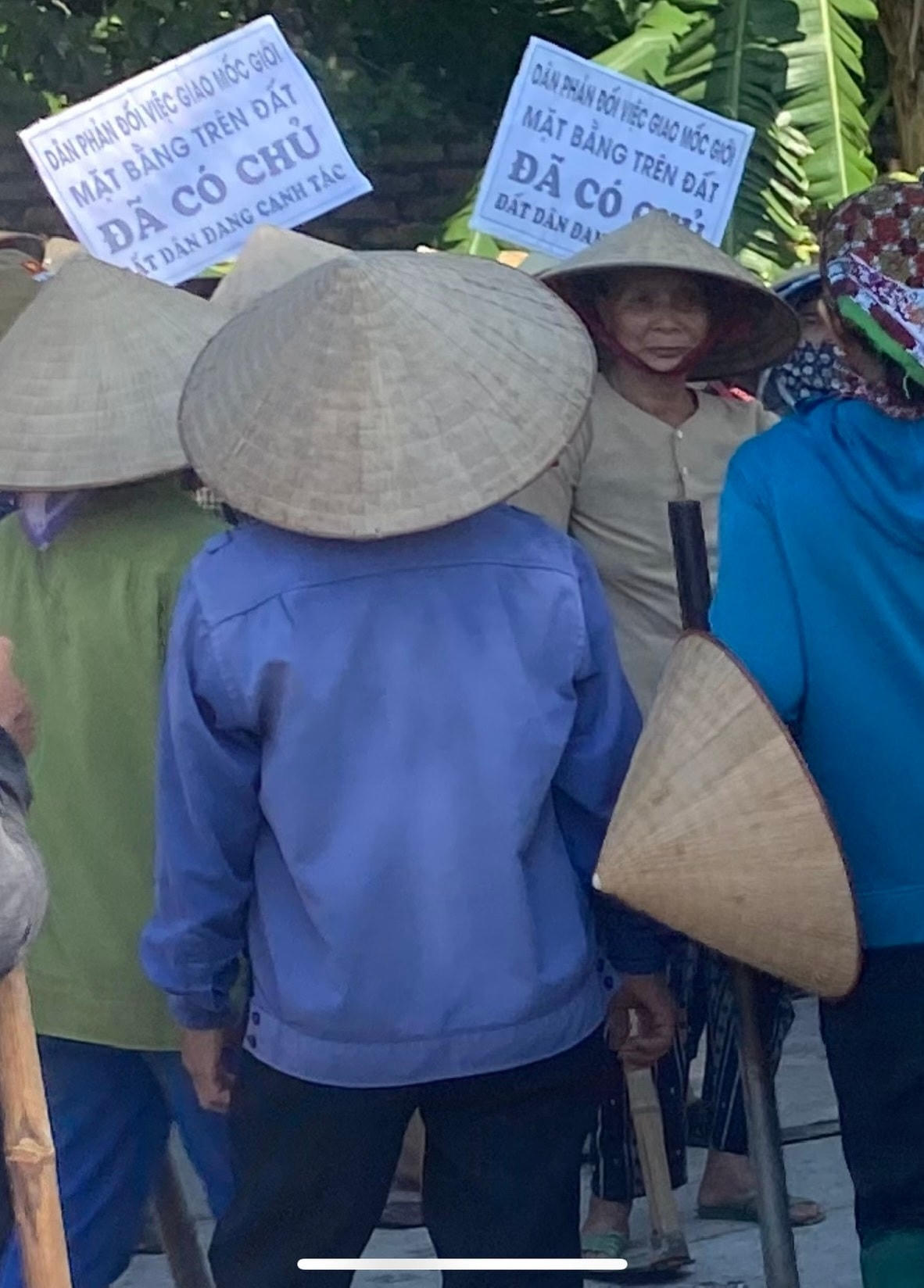 Kèm theo cả những khẩu hiệu.