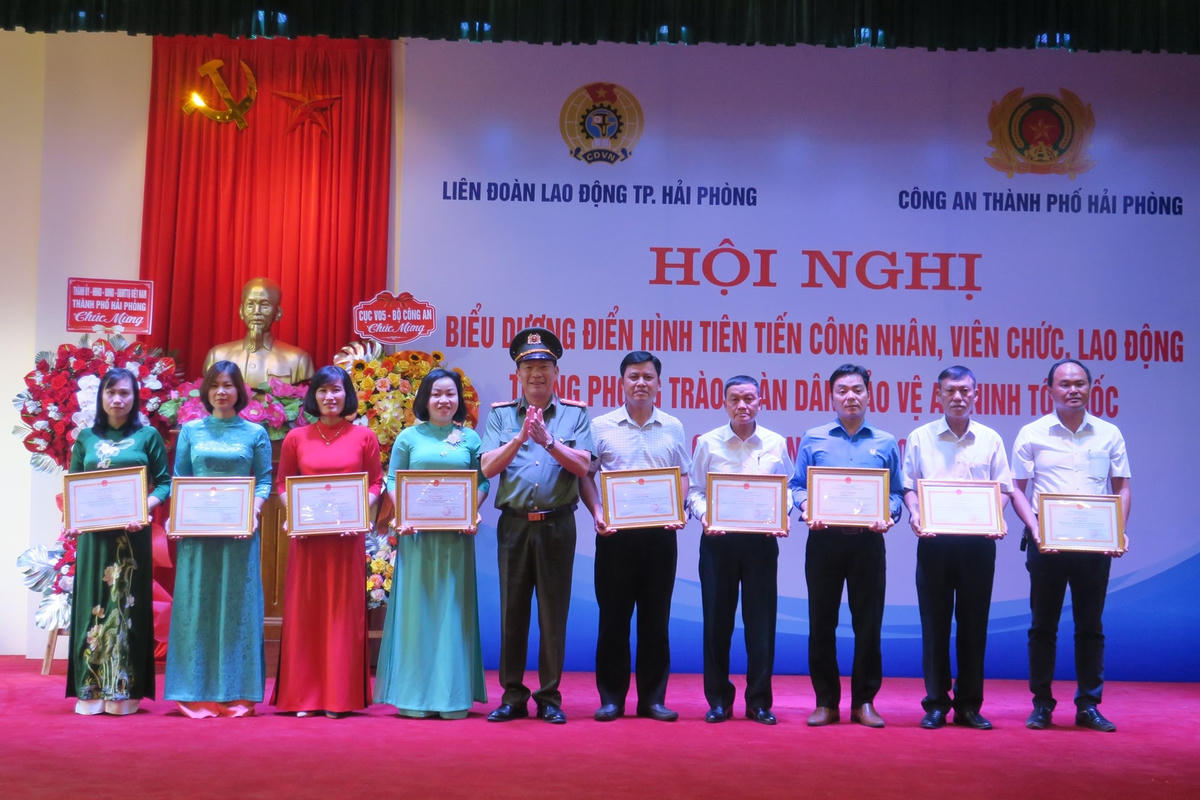 Các tập thể, cá nhân nhận Giấy khen của Công an TP Hải Phòng. Ảnh: Cổng Thông tin điện tử TP Hải Phòng.