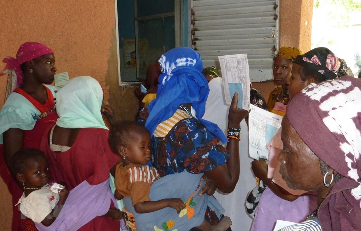 Các bà mẹ ở Guidan-Roumdji (Nigeria) đưa trẻ đi tiêm chủng. Ảnh: AFP/TTX