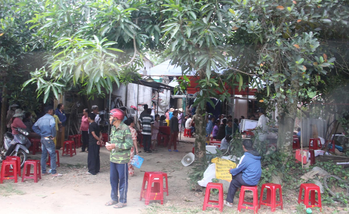 Bà con hàng xóm đang lo hậu sự cho các cháu nhỏ.