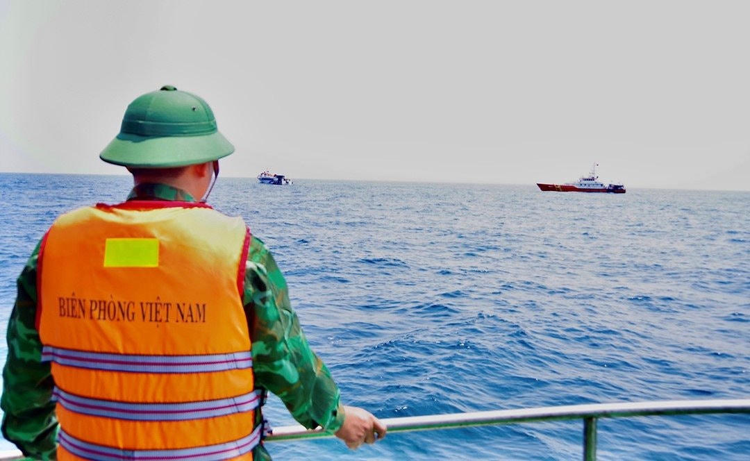 Lực lượng chức năng tìm kiếm khu vực nơi sà lan gặp nạn trên biển.