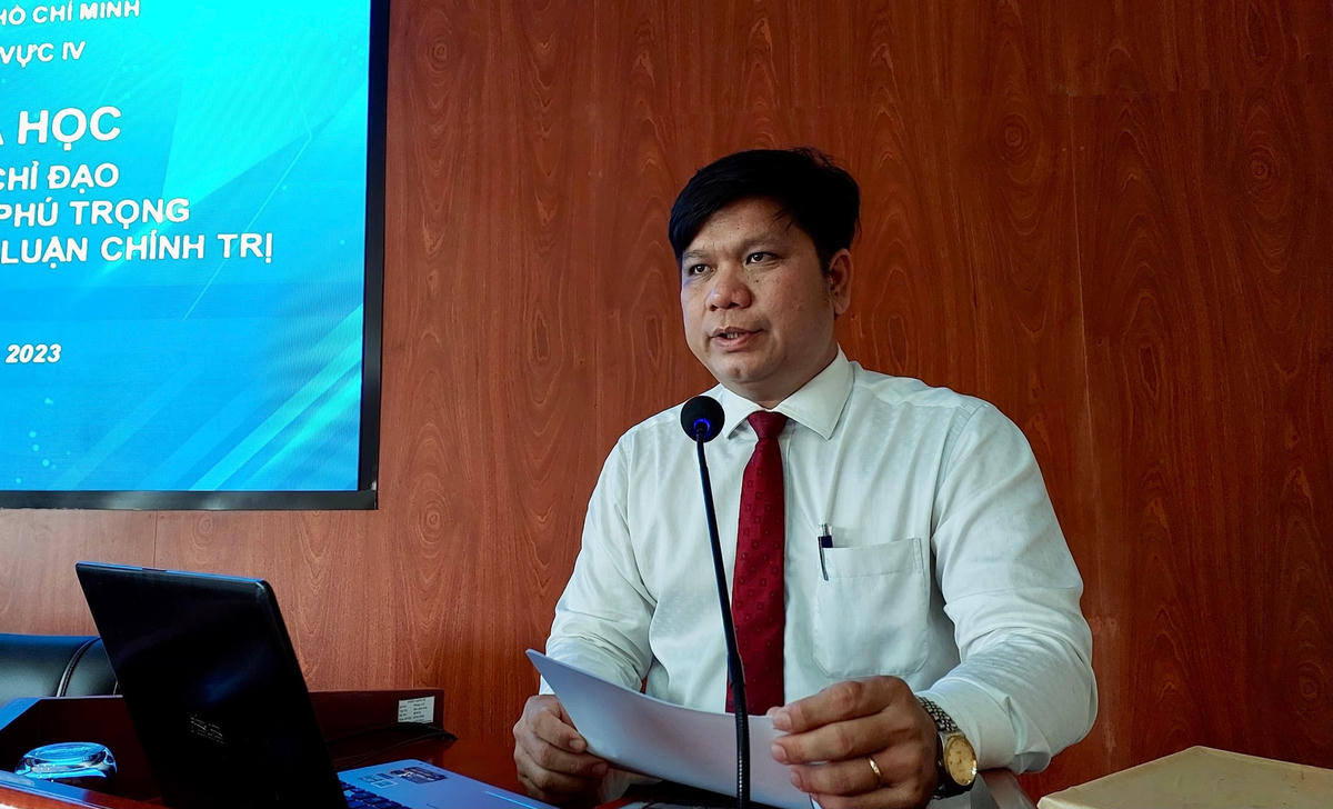 Tiến sĩ Trần Hoàng Hiểu - Trưởng Ban Quản lý Khoa học và hợp tác quốc tế, Học viện Chính trị khu vực IV phát biểu tại hội thảo.