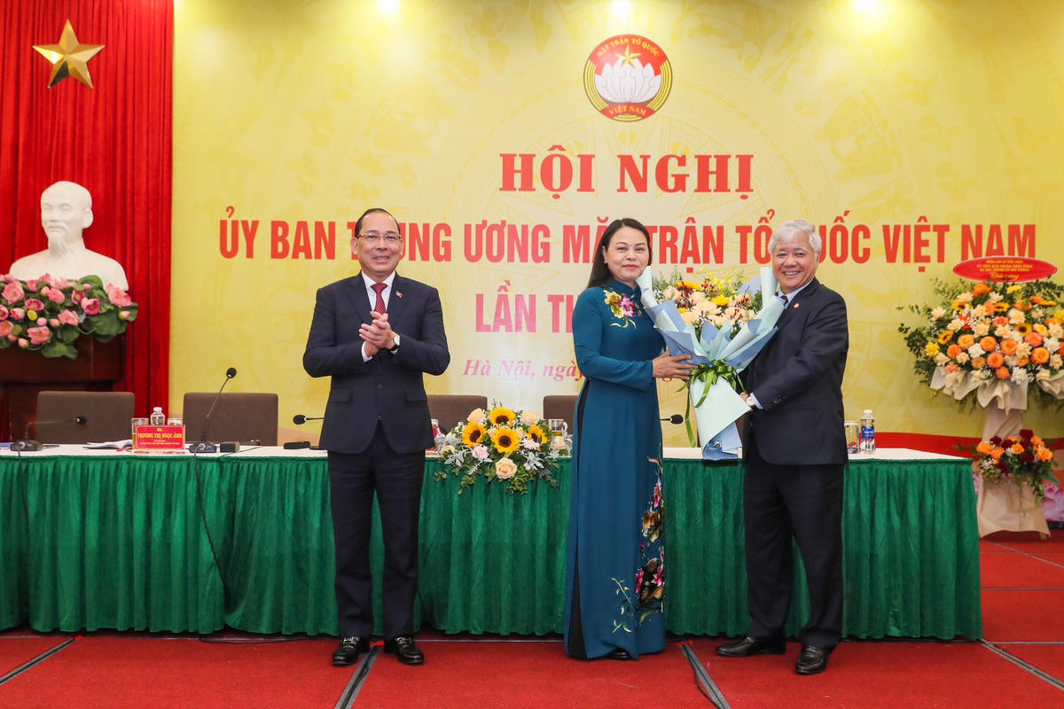 Chủ tịch Đỗ Văn Chiến tặng hoa chúc mừng bà Nguyễn Thị Thu Hà, Ủy viên Trung ương Đảng, Phó Chủ tịch - Tổng Thư ký UBTƯ MTTQ Việt Nam và ông Hoàng Công Thủy, Phó Chủ tịch UBTƯ MTTQ Việt Nam. Ảnh: Quang Vinh.