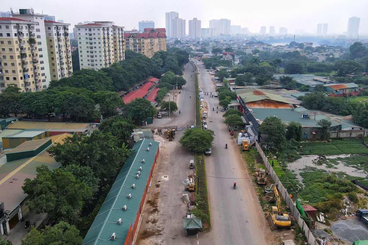 Ban Quản lý dự án Đầu tư xây dựng công trình giao thông TP Hà Nội vừa có yêu cầu Công ty TNHH Xây dựng công trình Hoàng Hà tháo dỡ hàng rào bê tông giữa dự án xây dựng đường vành đai 2,5 (đoạn Đầm Hồng - Quốc lộ 1A). 