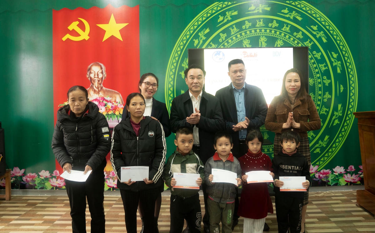 Trao quà cho học sinh Trường Mầm non Kỳ Phú (huyện Kỳ Anh). 
