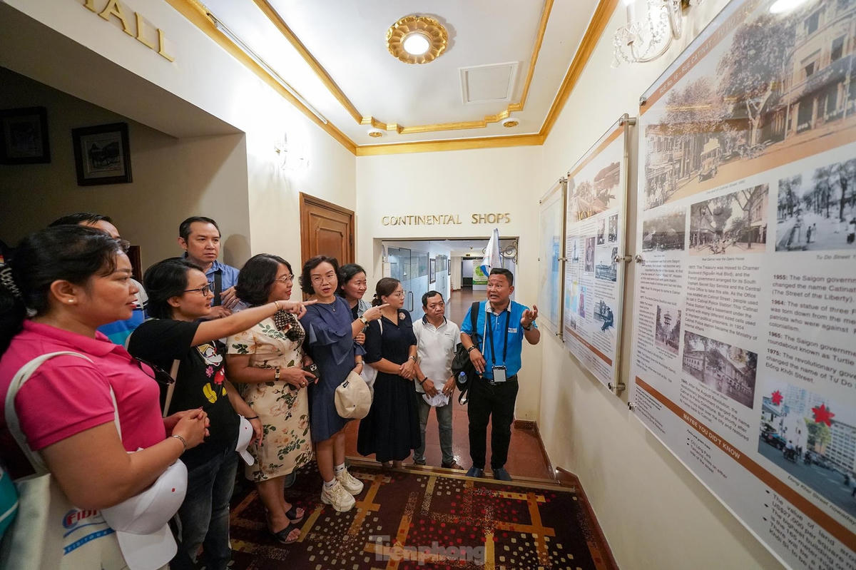 Du khách tham quan tour “Biệt động Sài Gòn” và khám phá hành trình “Sống động Sài Gòn” - Sản phẩm du lịch của quận 1, TP Hồ Chí Minh.
