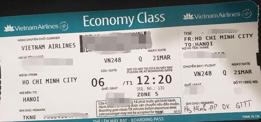 Chiếc vé máy bay được nhân viên hãng Vietnam Airlines viết ký hiệu với dòng chữ “Ms Minh ĐP OK GTTT” giúp hành khách không giấy tờ tuỳ thân qua các cửa an ninh ở Cảng hàng không Tân Sơn Nhất.