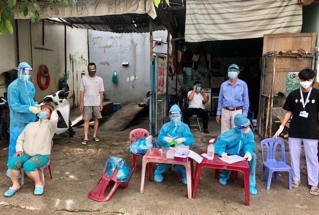 Ông Nguyễn Văn Tạc luôn có mặt tại các điểm nóng về việc phòng chống Covid - 19.