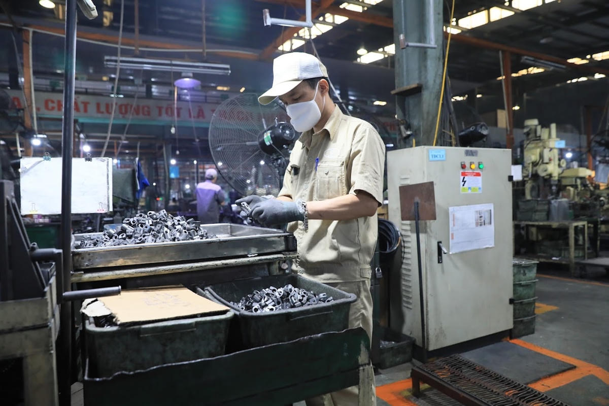 Người lao động mong muốn tăng lương tối thiểu vùng năm 2024. Ảnh:Quang Vinh.