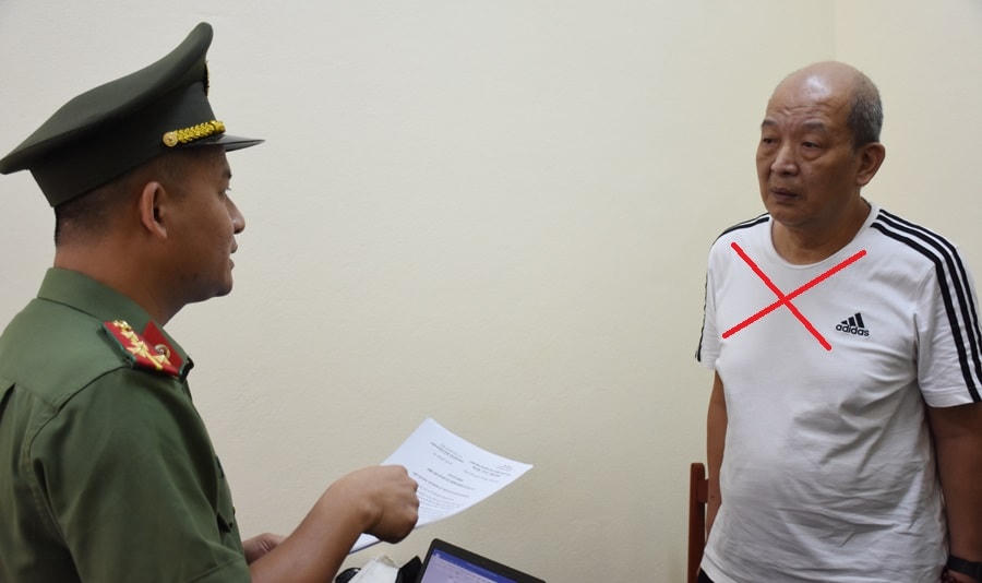 Công an đọc lệnh khởi tố vụ án, khởi tố bị can đối với ông Nguyên.