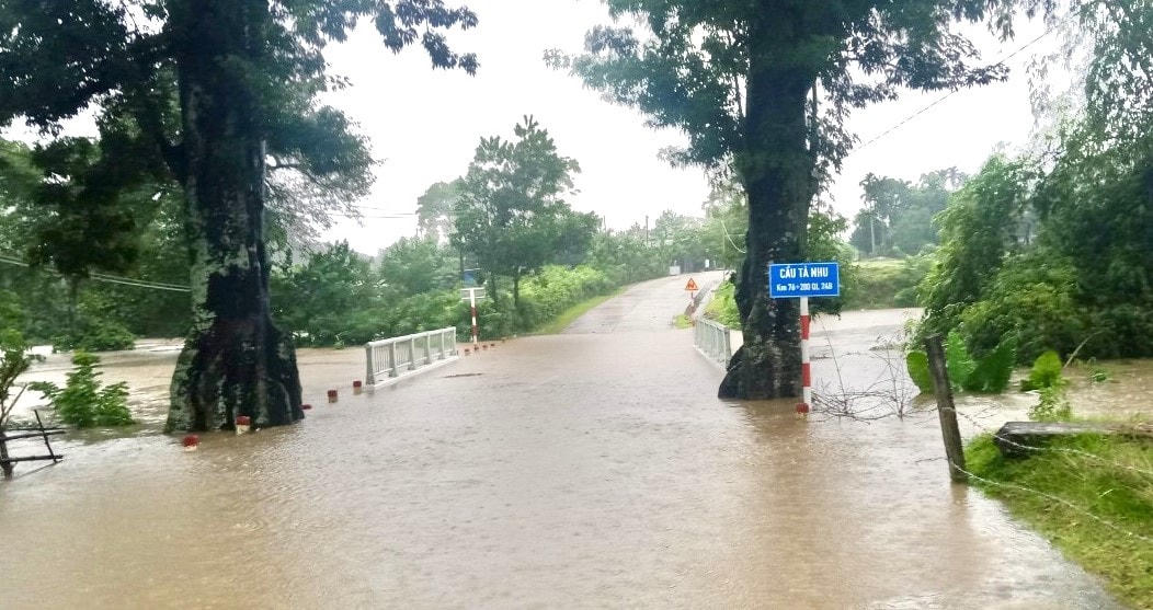 Nước dâng cao tràn qua cầu Tà Nhu lên trung tâm huyện Sơn Hà.