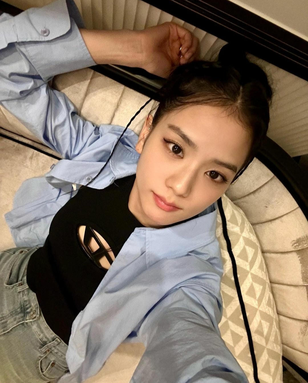 Trước đó, vào tối muộn ngày 1/8, Jisoo viết trên trang cá nhân: "Tôi đã có khoảng thời gian tốt đẹp ở Việt Nam, nơi lần đầu tiên tôi ghé thăm! Tôi nhận nhiều năng lượng từ V-Blink! Hẹn sớm gặp lại các bạn. Tôi yêu các bạn". Nguồn: Instagram. 