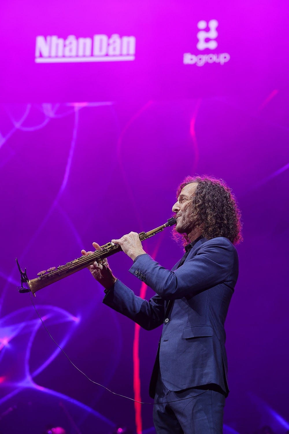 Kenny G quả nhiên không hổ danh là nghệ sĩ duy trì 1 nốt dài tới 45 phút từ năm 1997 giúp ông được ghi vào sách Kỷ lục Guinness. 