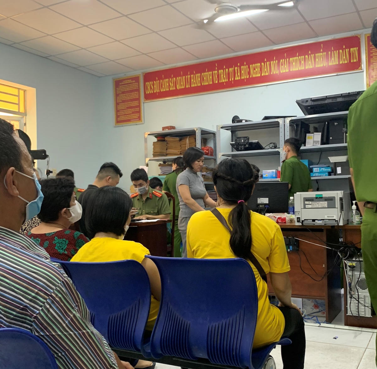 Người dân chờ thực hiện thủ tục hồ sơ cấp căn cước công dân gắn chip tại Công an TP HCM.