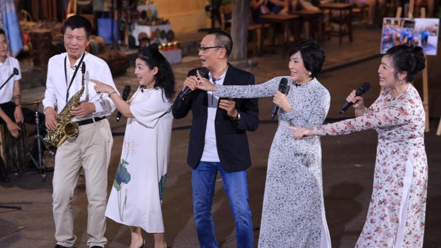 Năm nghệ sĩ chung một mục tiêu là cùng mang lại nụ cười cho các em nhỏ. 