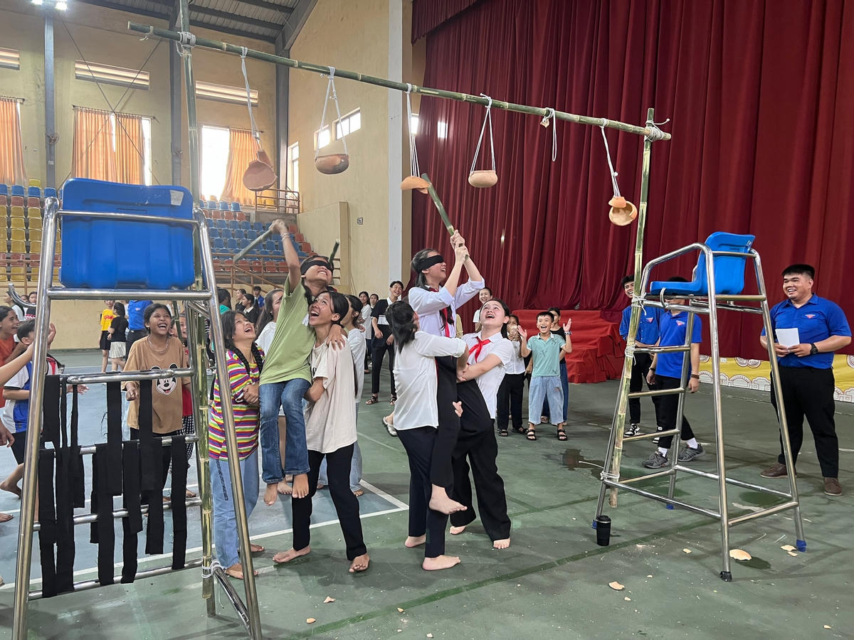 Các em thiếu nhi tham gia các trò chơi dân gian tại ngày hội.