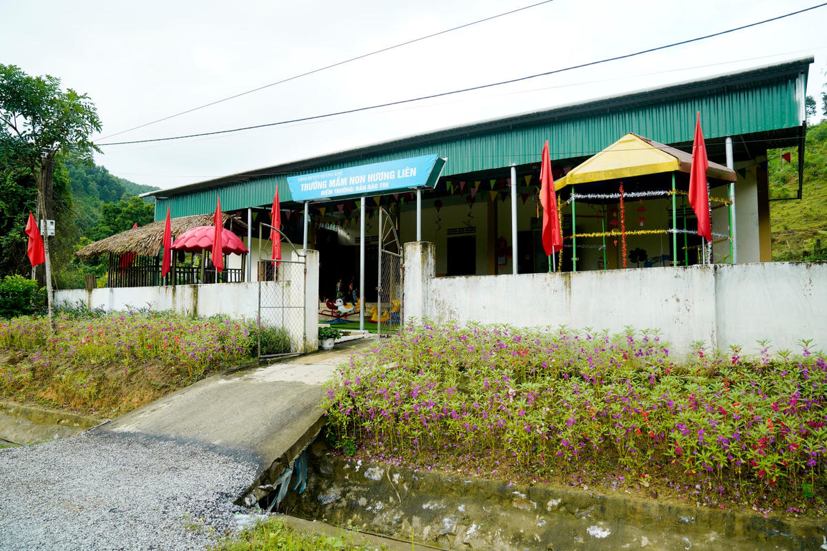 Điểm trường bản Rào Tre có 12 cháu nhưng chỉ có 2 cháu gần nhà nên bố mẹ đi bộ đưa đến lớp, còn lại 10 cháu cô giáo phải đến tận nhà đưa, đón. Ngày 2 lượt, đều như vắt chanh. Trước đây khi chưa tổ chức bán trú, giáo viên “cắm bản” ở Rào Tre phải đưa, đón 4 lượt cả đi lẫn về.