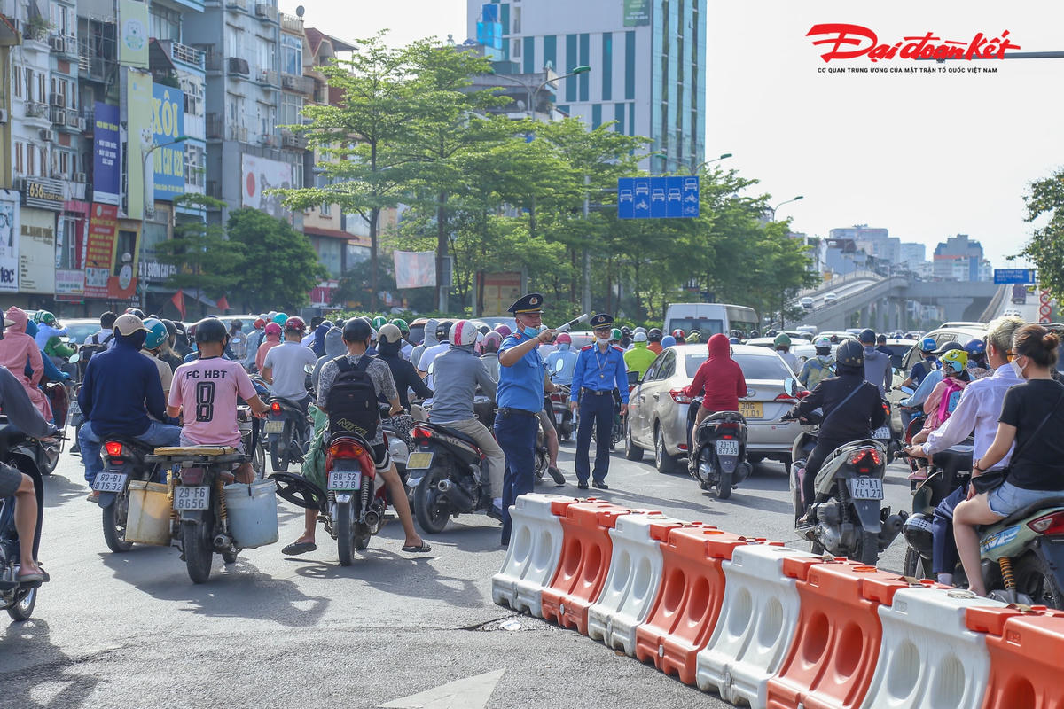 Theo ghi nhận của PV Đại Đoàn Kết Online, ngay từ 6h30 sáng 20/6, hàng chục chiến sĩ Công an, Thanh tra giao thông đã có mặt tại nút giao Ngã Tư Sở để phân luồng, nhắc nhở các phương tiện đang có ý định đi ngược chiều nhằm đảm bảo an toàn giao thông.