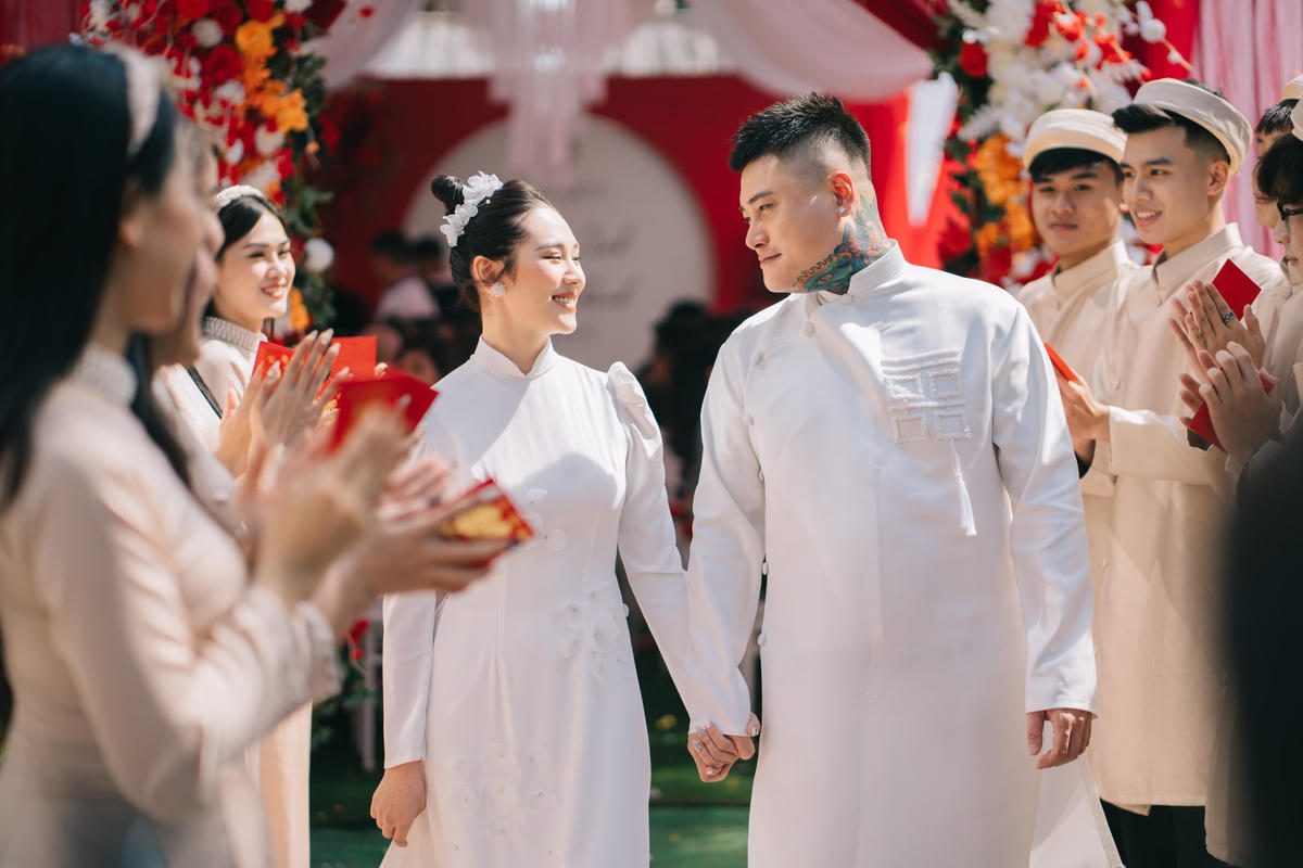 Vũ Duy Khánh hạnh phúc ngọt ngào bên vợ kém 10 tuổi