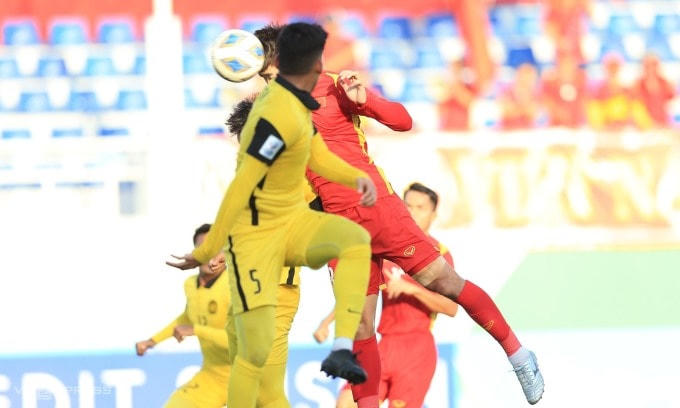 Nhâm Mạnh Dũng là tiền đạo mũi nhọn và anh đã không phụ sự tin tưởng khi là người ghi bàn mở tỉ số.